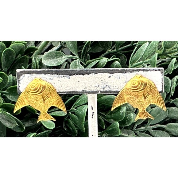 Vintage Gold-Tone Fish-Shaped Screw-Back Earrings - Picture 6 of 6